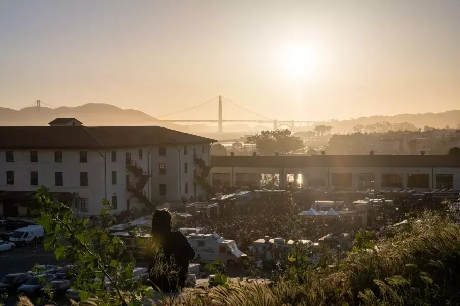 Vista de Fort Mason e da Ponte Golden Gate ao pôr do sol.