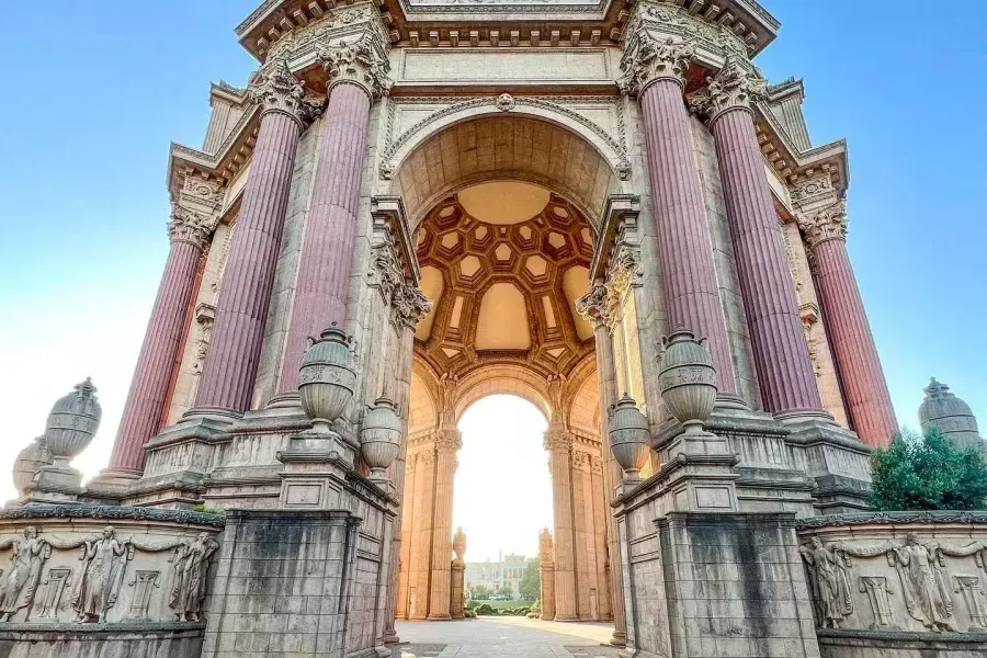 Vista de perto do Palácio de Belas Artes olhando para cima.