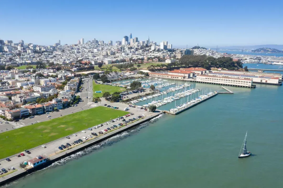 Vista aérea de Fort Mason con el horizonte de San Francisco en la distancia.