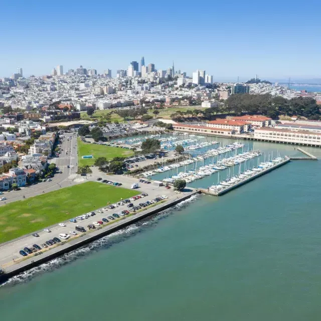 Vue aérienne de Fort Mason avec la ligne d'horizon de San Francisco au loin.