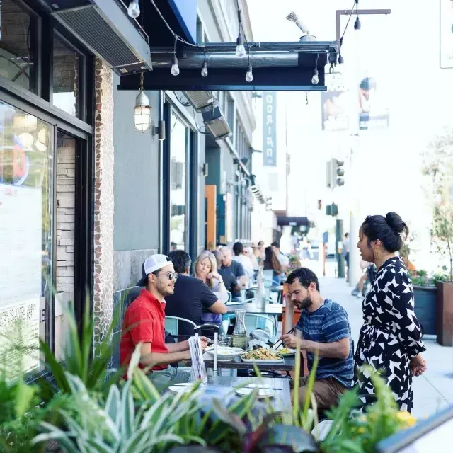 Los comensales disfrutan de una comida en el barrio Marina de San Francisco.