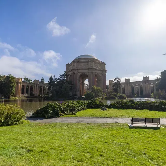 Palace of Fine Arts em um dia ensolarado